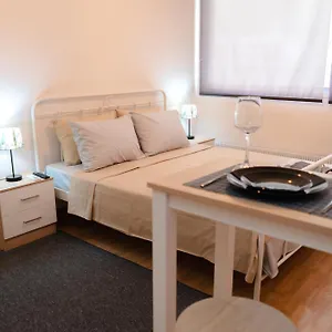 Urban Deluxe Ad Apartment